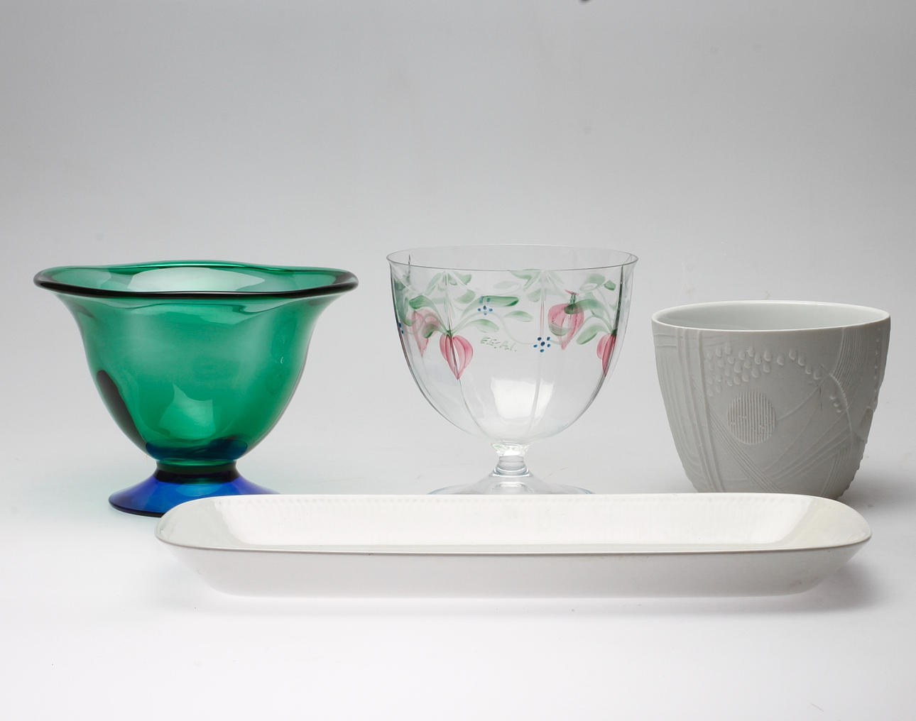 GLAS- och KERAMIKFÖREMÅL, 4 delar, bland annat Röstrand.