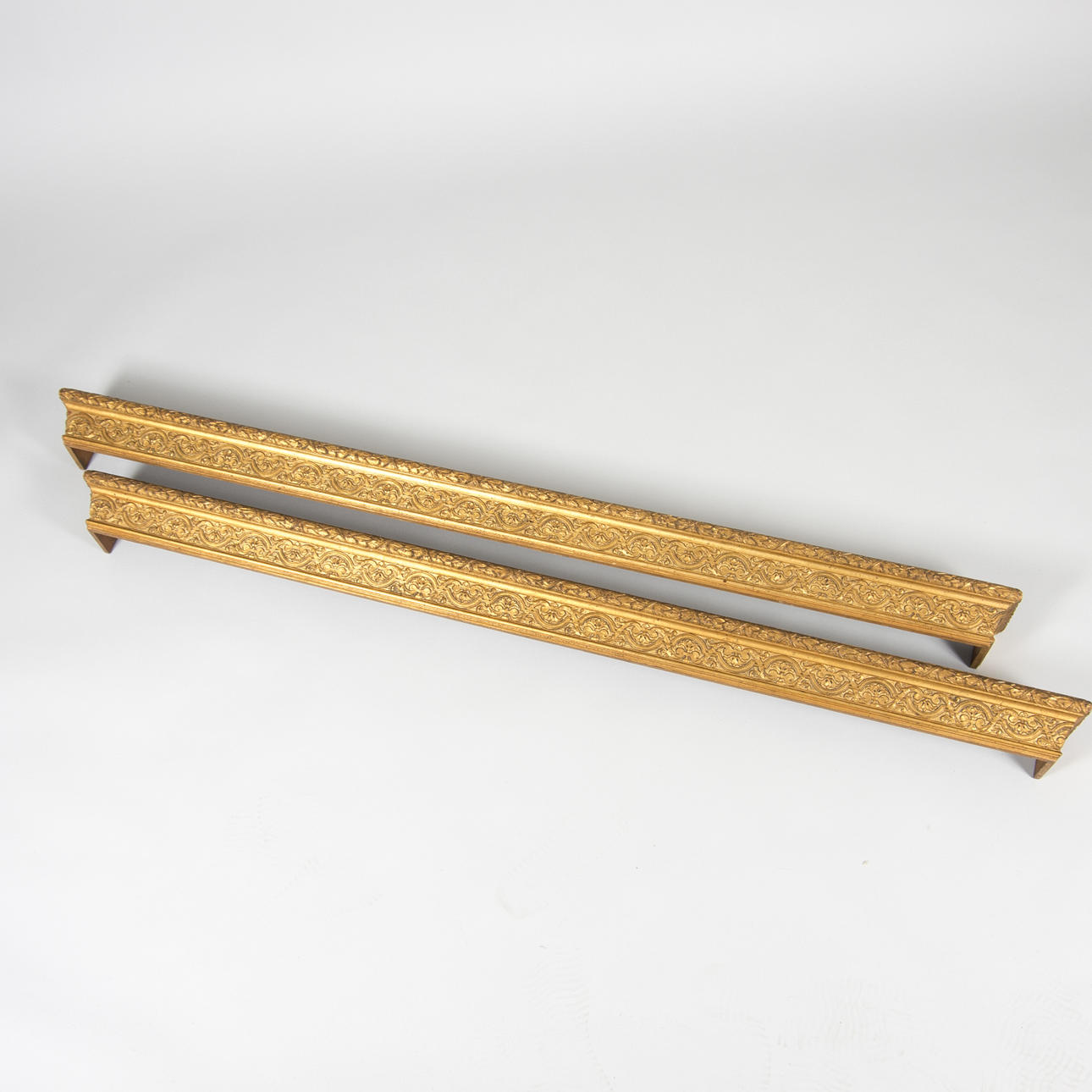 KORNISCH, förgyllt trä, 1900-talets första hälft.