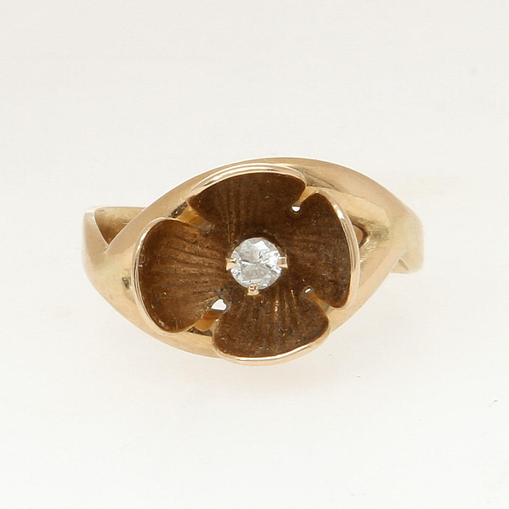 RING, 18K rödguld med diamanter, ca 0,07 ct. Vikt 3,3 g.