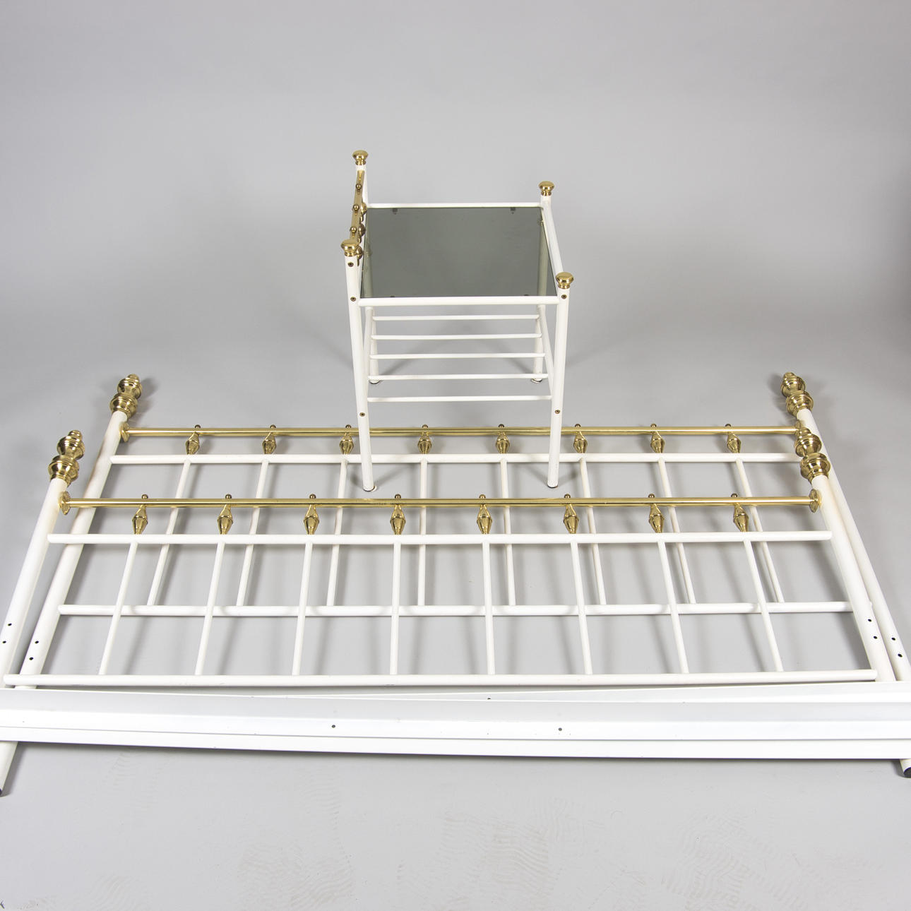 SÄNGGAVEL SAMT NATTDUKSBORD, vitmålad metall/mässing.