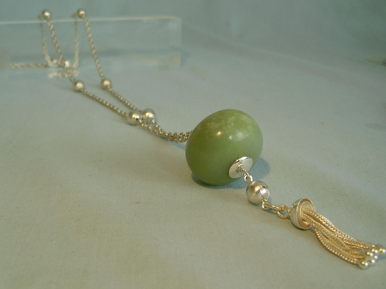 JADE PENDEL PÅ SILVER KEDJA DESIGNER SMYCKEN.