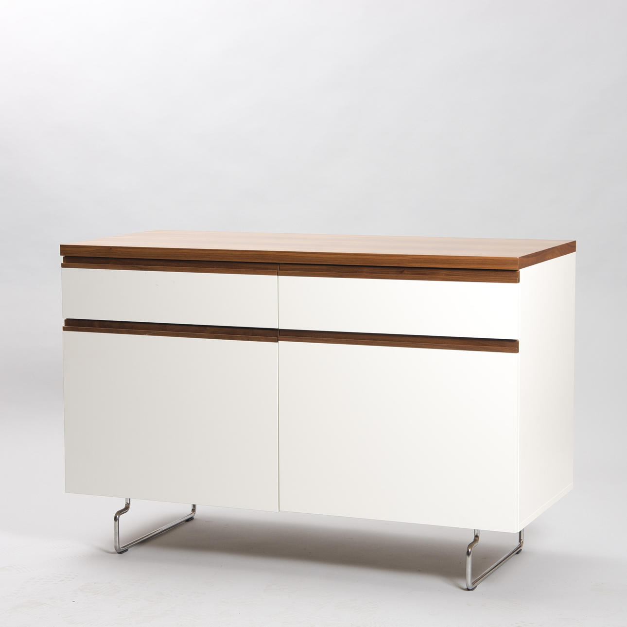 SKÅP, vitlack/valnöt, kromad stålsockell, "AMY", Horreds.