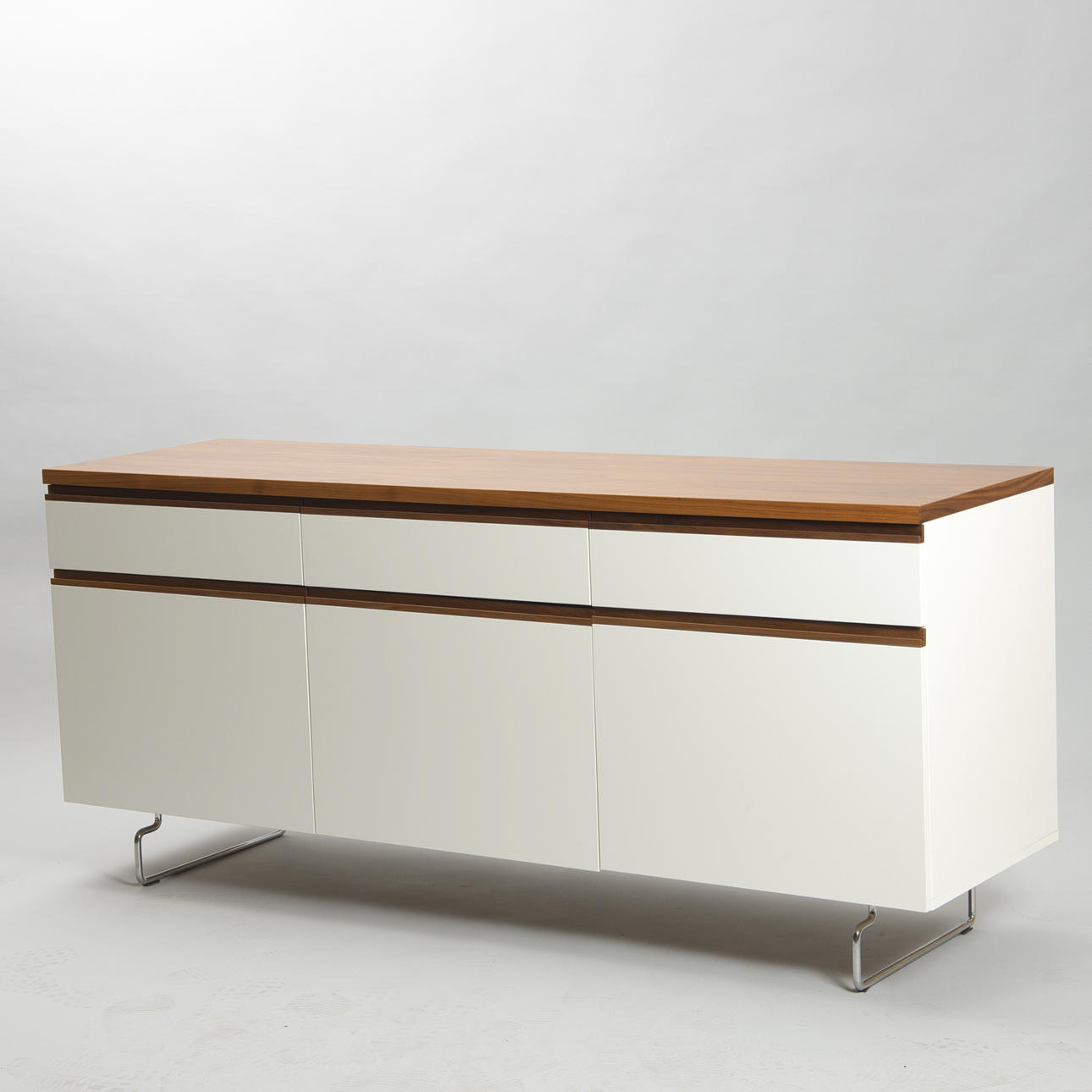 SKÅP, vitlack/valnöt, kromad stålsockel, "AMY", Horreds.