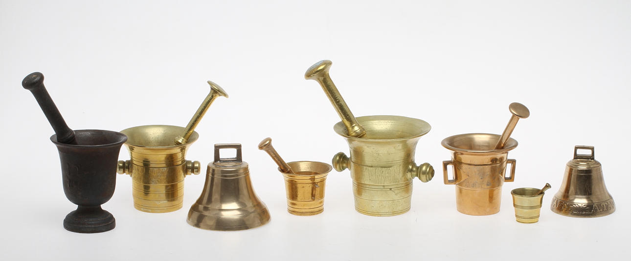 MORTLAR 6 st samt KLOCKOR 2 st, mässing och gjutjärn, 180071900-tal.