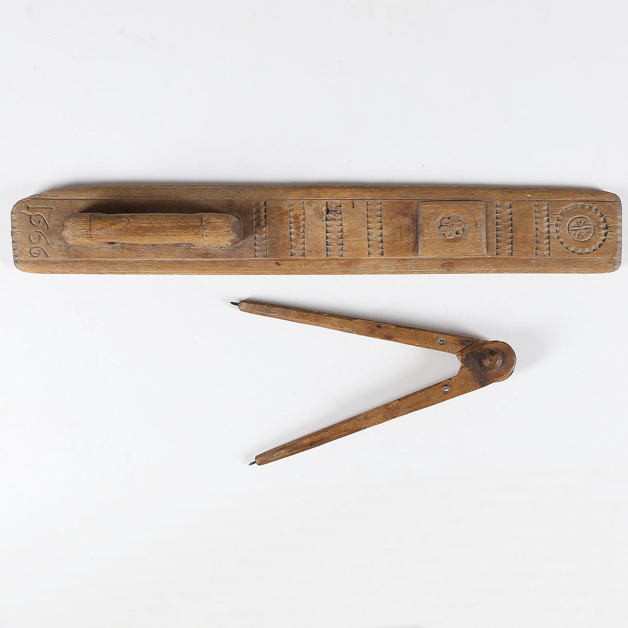 MANGELBRÄDA samt PASSARE, trä, bär datering 1666 samt 1693.