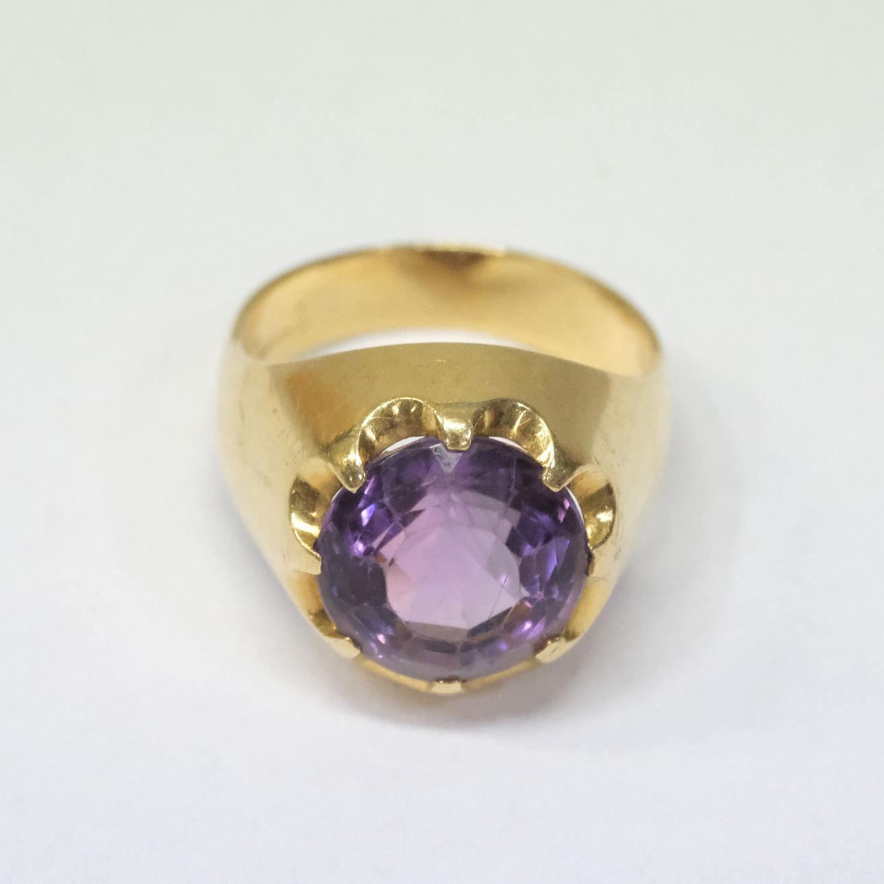 RING, 18K GOLD WITH AMETHYST.