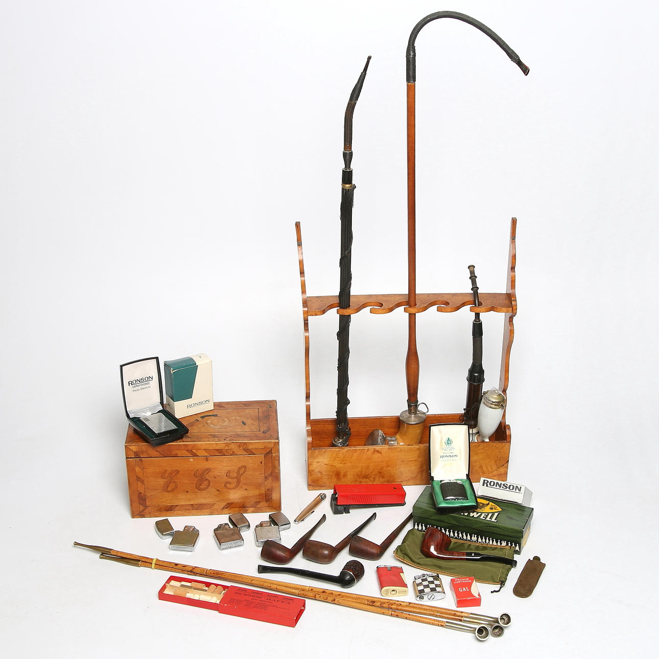 PIPHYLLA samt PIPOR, ca 17-delar, 1800/1900-tal.