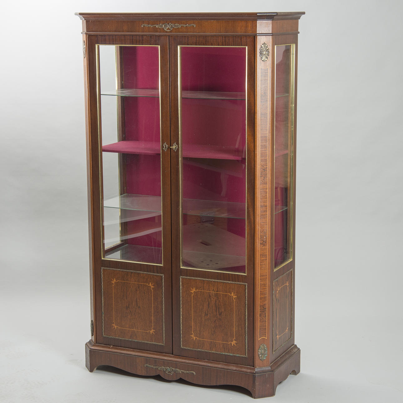 VITRINSKÅP, mahogny med intarsia och bronser, 1900-tal, rokokostil.