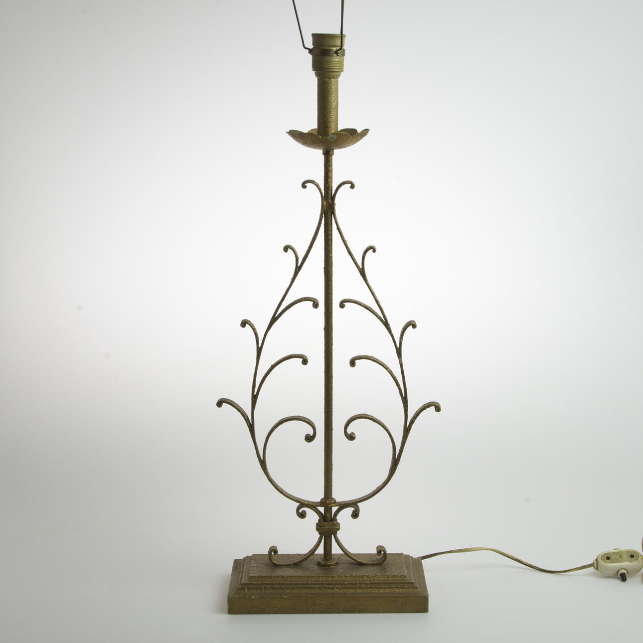 BORDSLAMPA, förgyllt smide, tidigt 1900-tal.