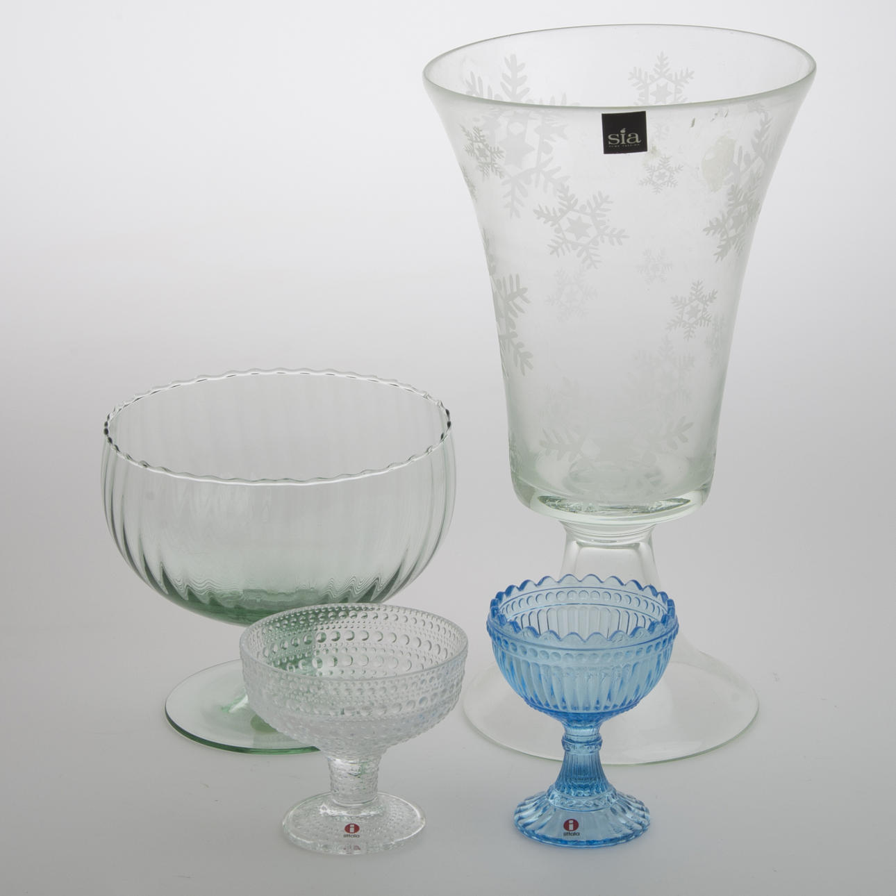 SKÅLAR SAMT VAS PÅ FÖTTER, glas, bl.a. Iittala.