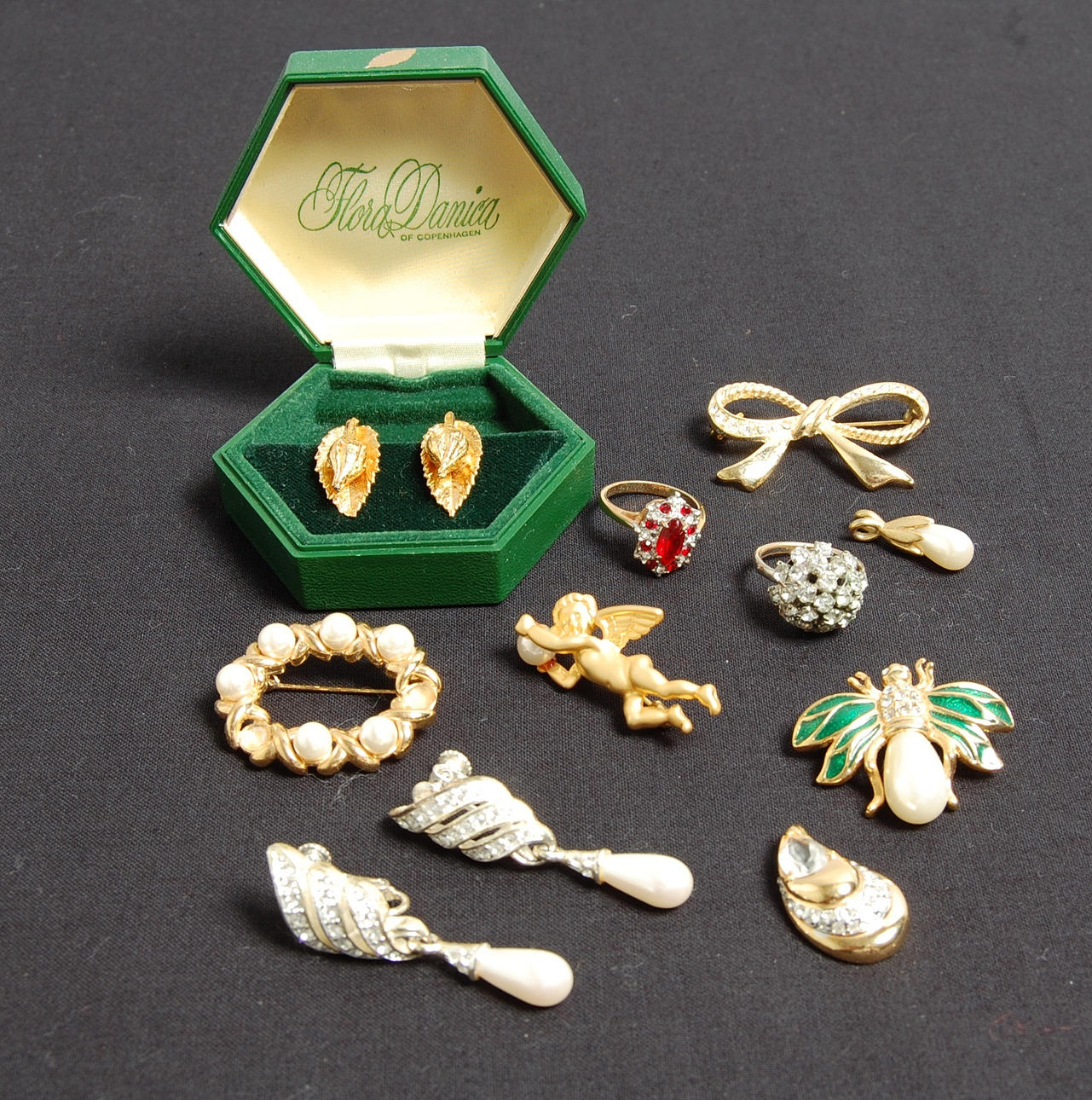 BIJOUTERIER, silver, förgyllt, 12 delar.