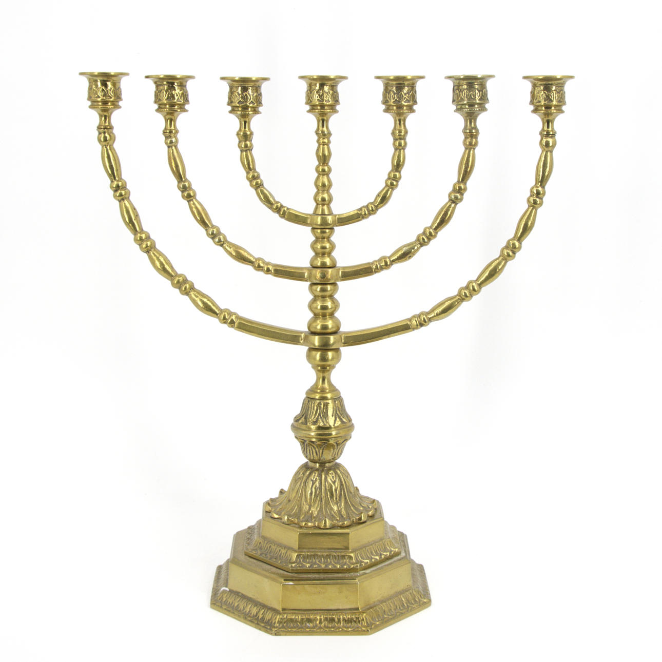 Un candelabro tipo menorá grande de latón.