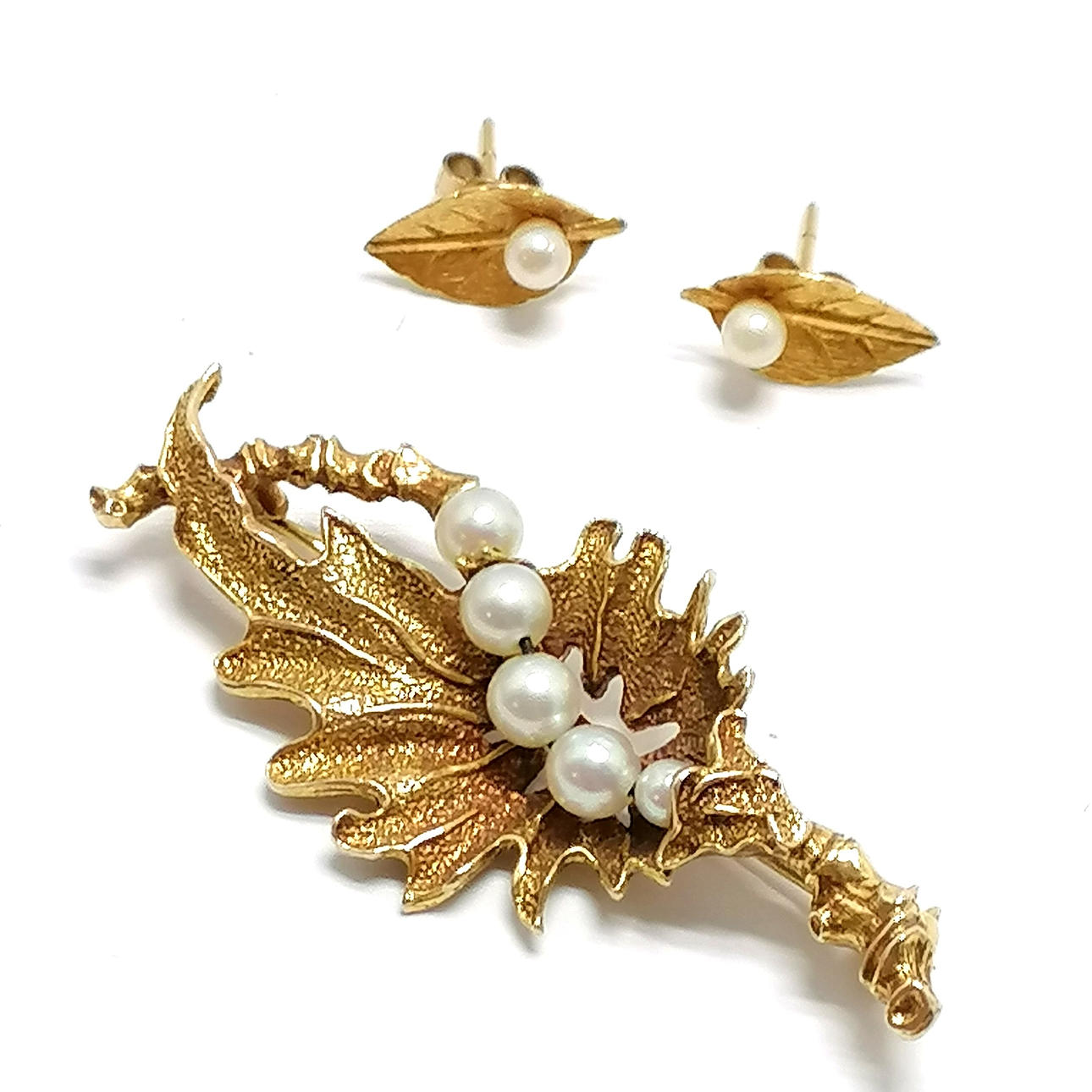 9CT GOLD LEAF BROOCH SET.