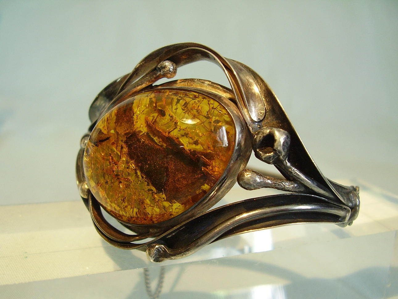 ARMBAND SILVER MED NATURLIGA BÄRNSTEN.