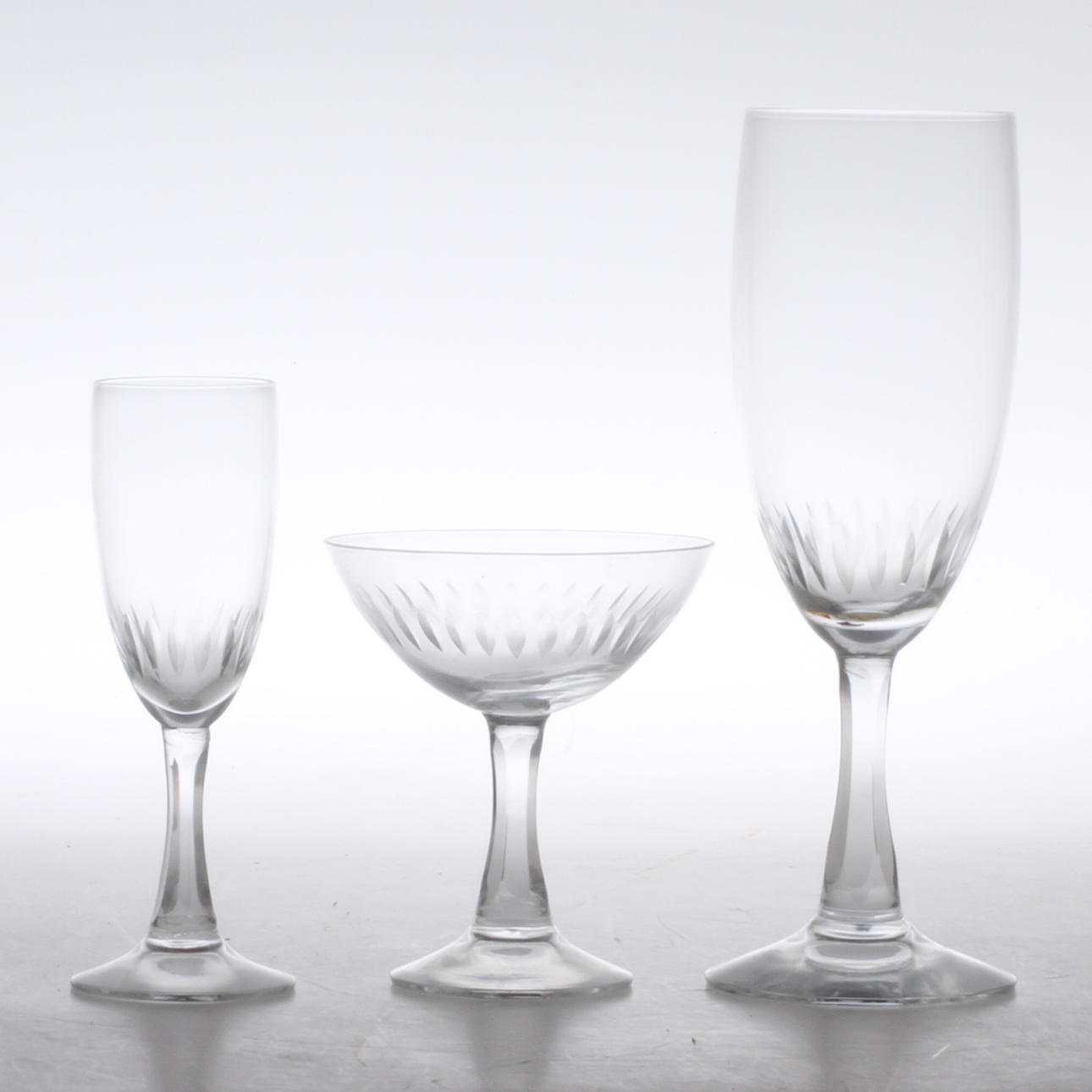 GLASSERVISDELAR, 29 delar, 1900-tal.