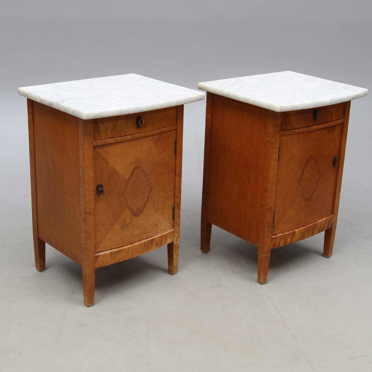 SÄNGBORD, 1 par, med stenskiva, 1900-talets första kvartal.