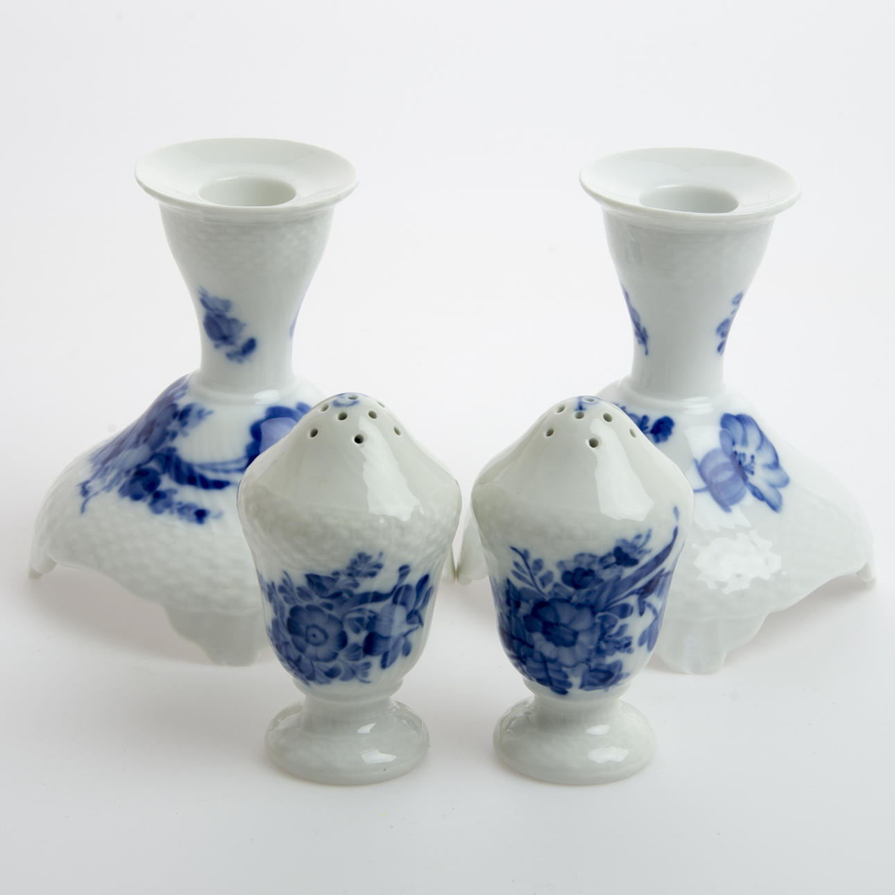 LJUSSTAKAR SAMT STRÖARE, 4 delar, "Blå Blomster, Royal Copenhagen.