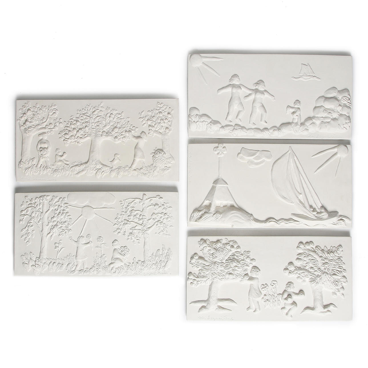 ASTRI BERGMAN-TAUBE. Väggreliefer, 5 st, gips, "Änglamark" signerade.