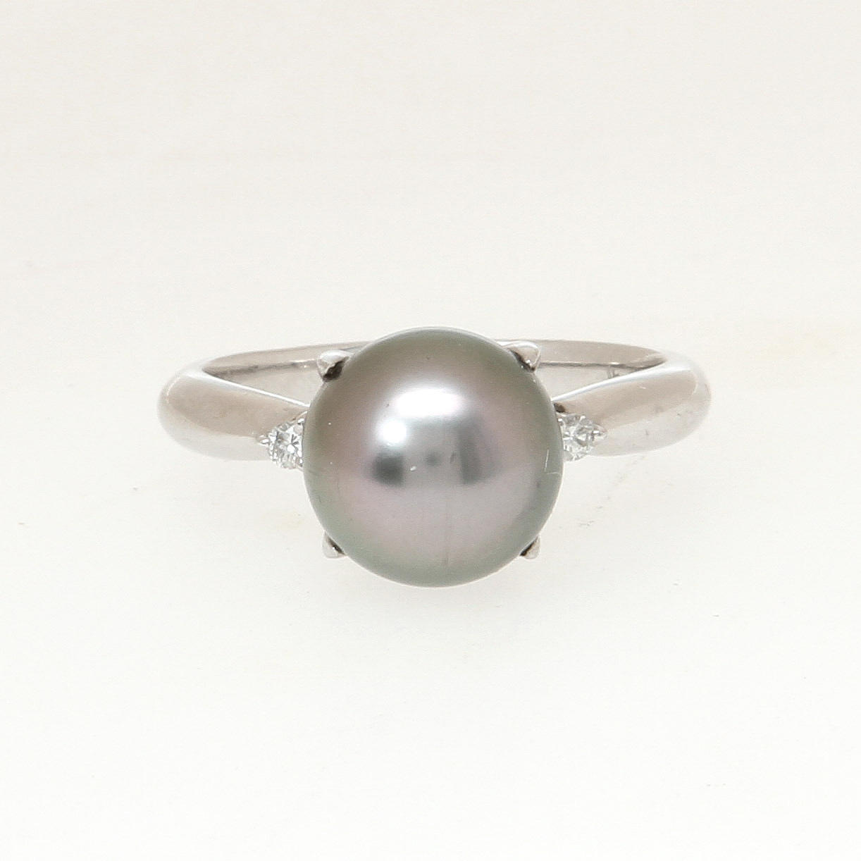 RING, platina med tahitipärla samt diamanter, totalt ca 0,04 ct. Vikt 5,2 g.