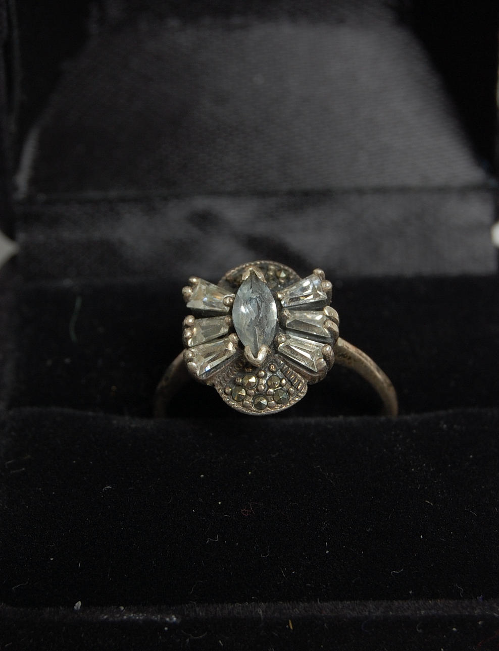 RING, silver, med stenar, 1900-talets början.