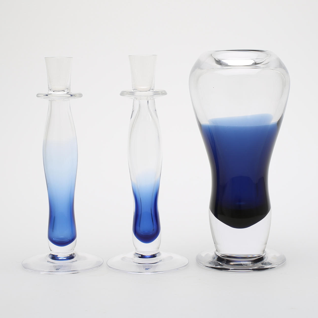 LJUSSTAKAR, ett par, samt VAS, glas, Hanna Zetterberg, Orrefors, signerade.