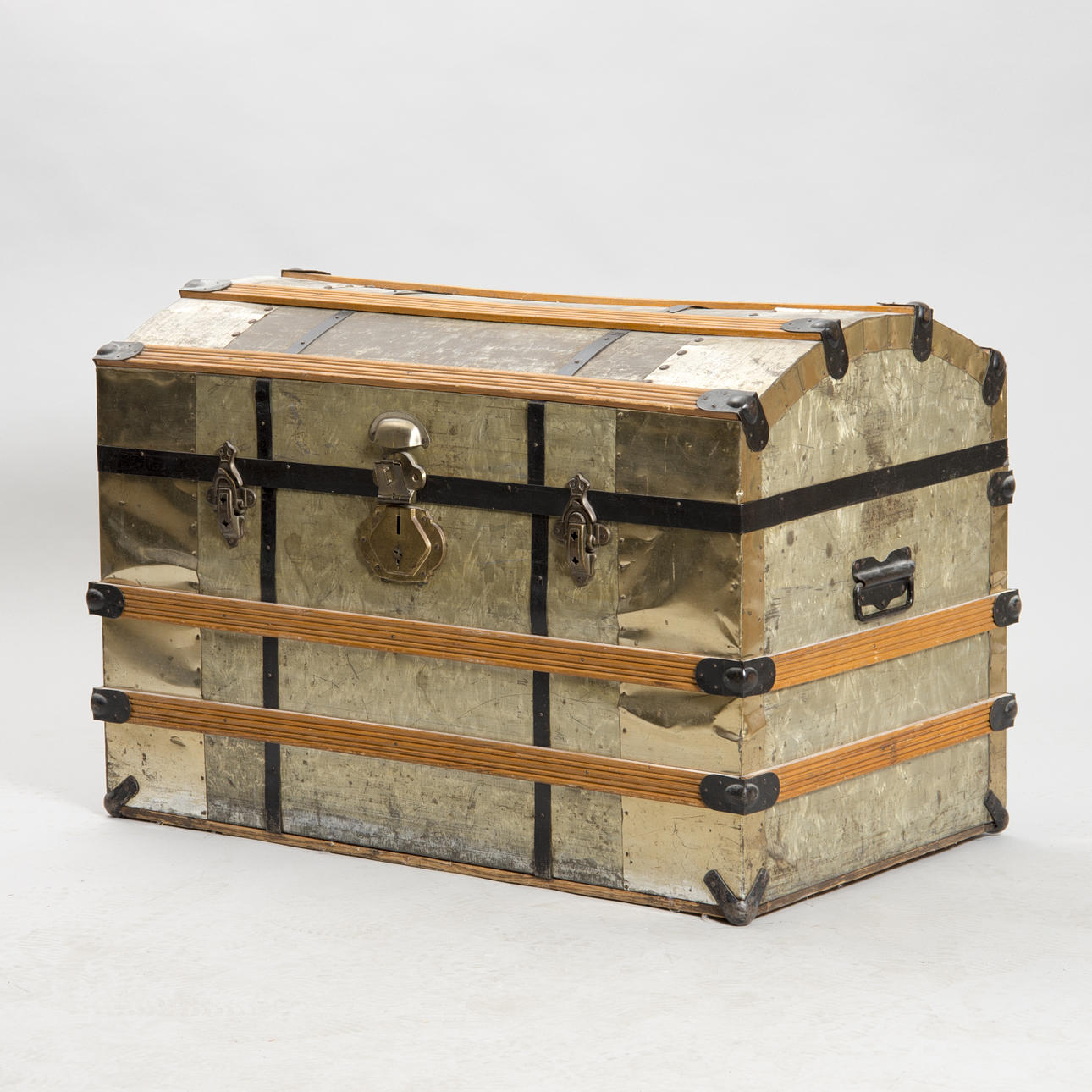 KOFFERT, metall/trä, 1900-talets första hälft.