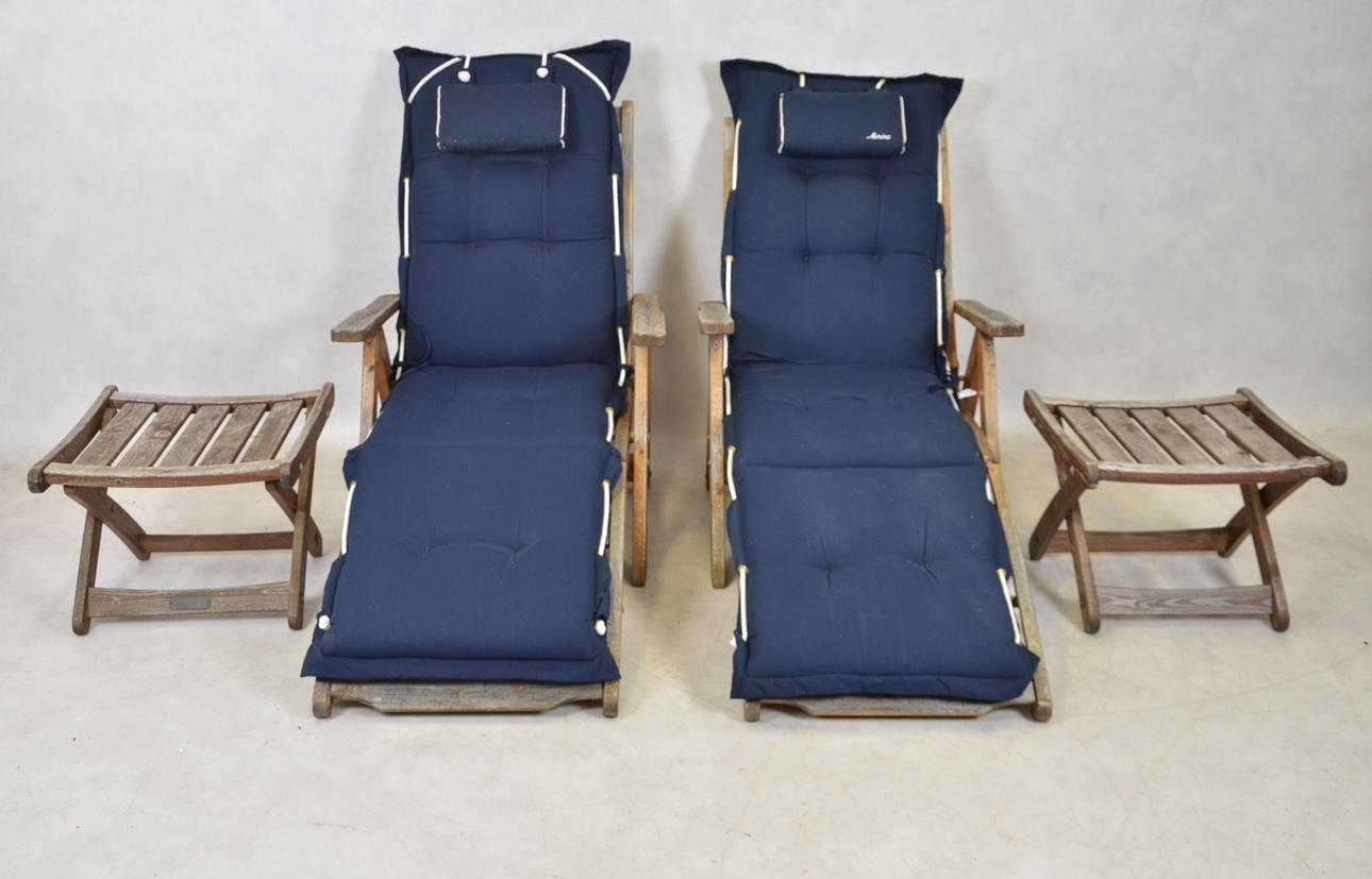 DÄCKSTOLAR, KWA, 2-stycken, 1900-tal, med pallar.