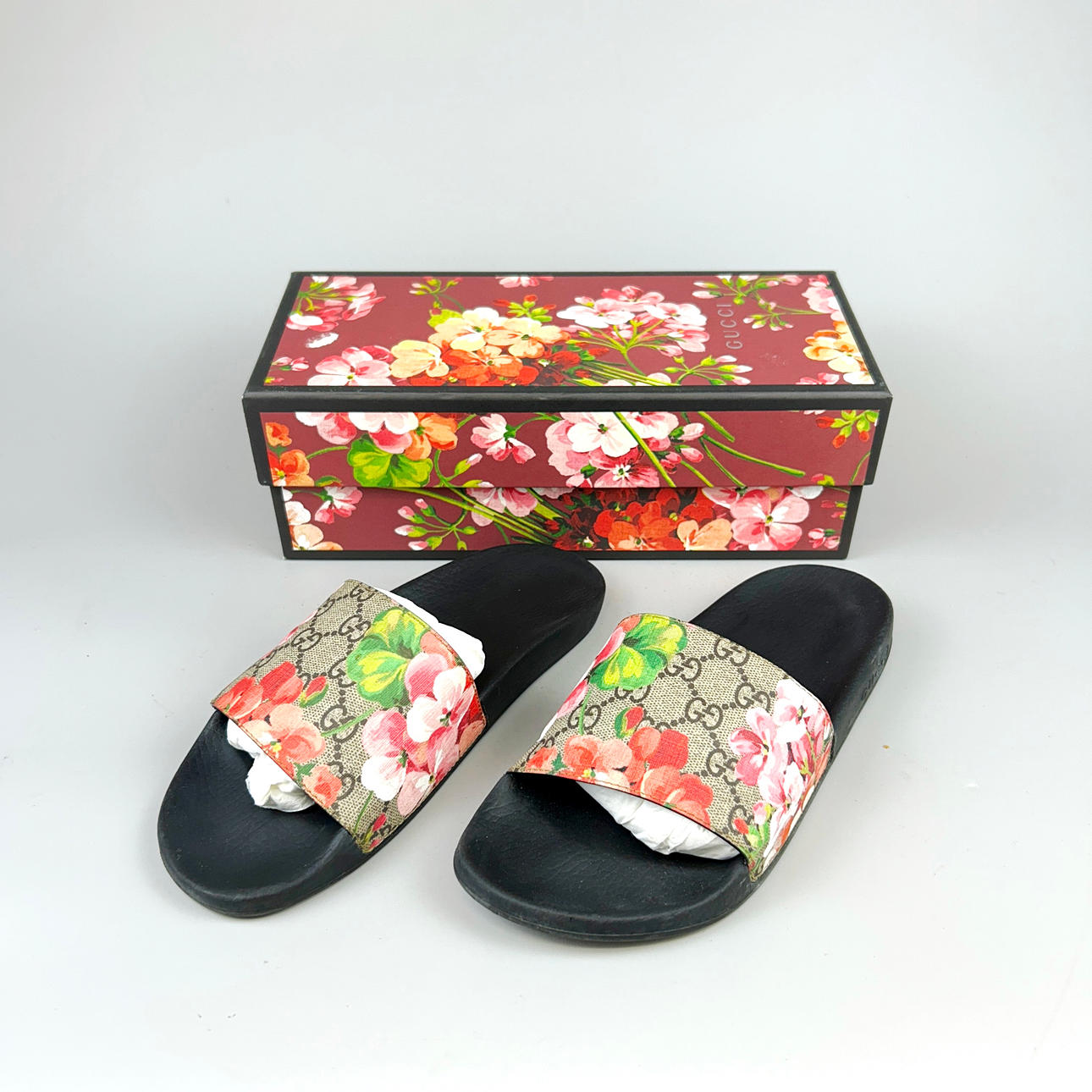 FLORAL GUCCI SLIDERS.