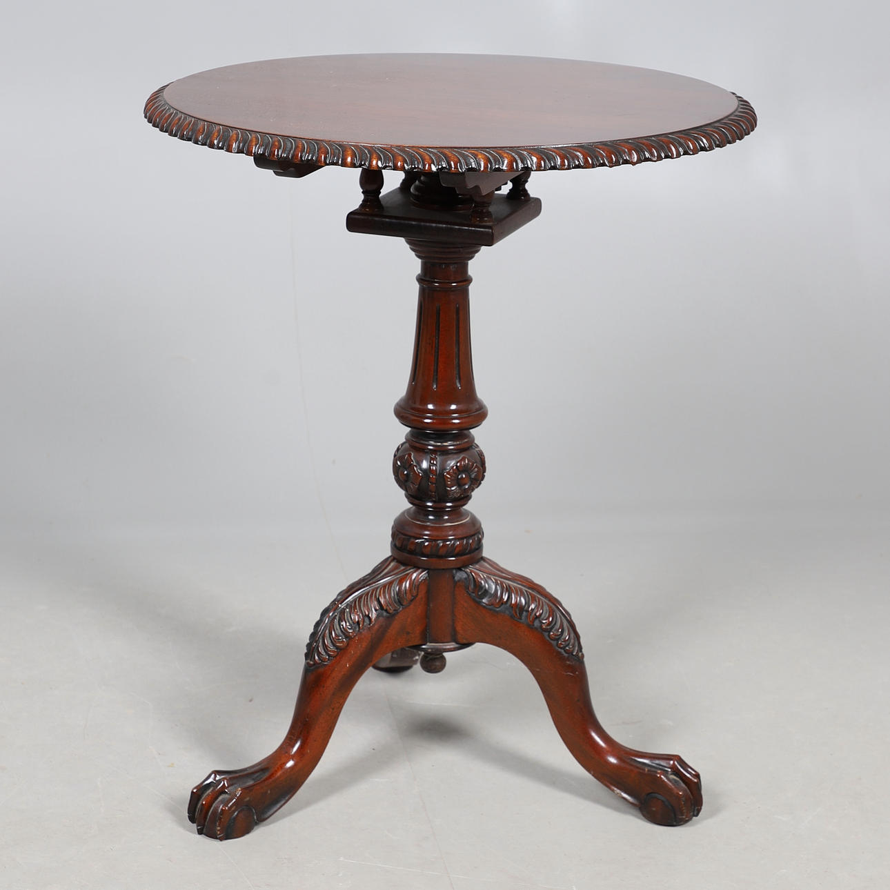 A REPRODUCTION MAHOGANY OCCASIONAL TABLE.