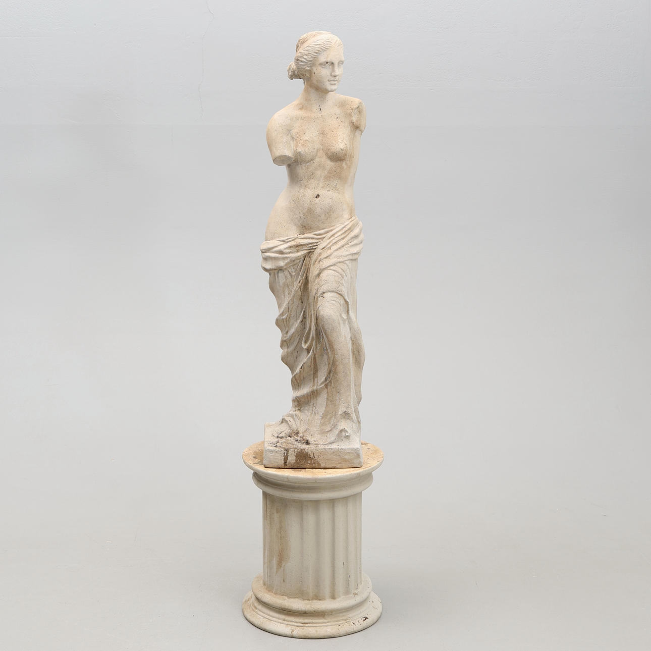 STATUE, WOMAN ON COLUMN, sculpture in cast/art pulp, Contemporary. Art ...