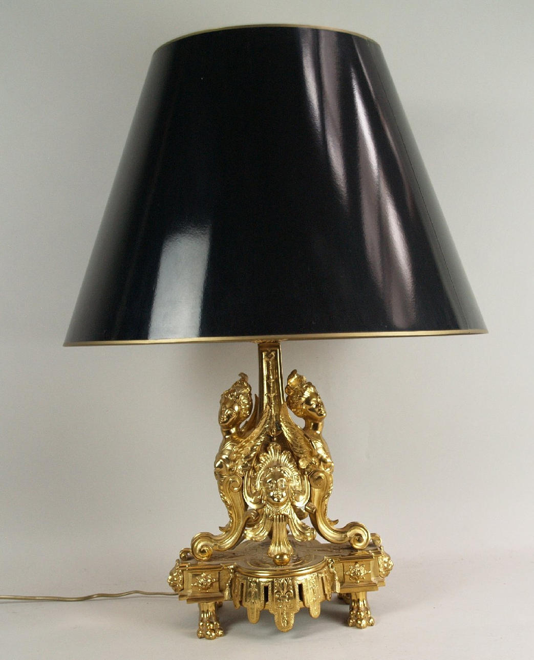 Stor bordslampa - på tassfötter.