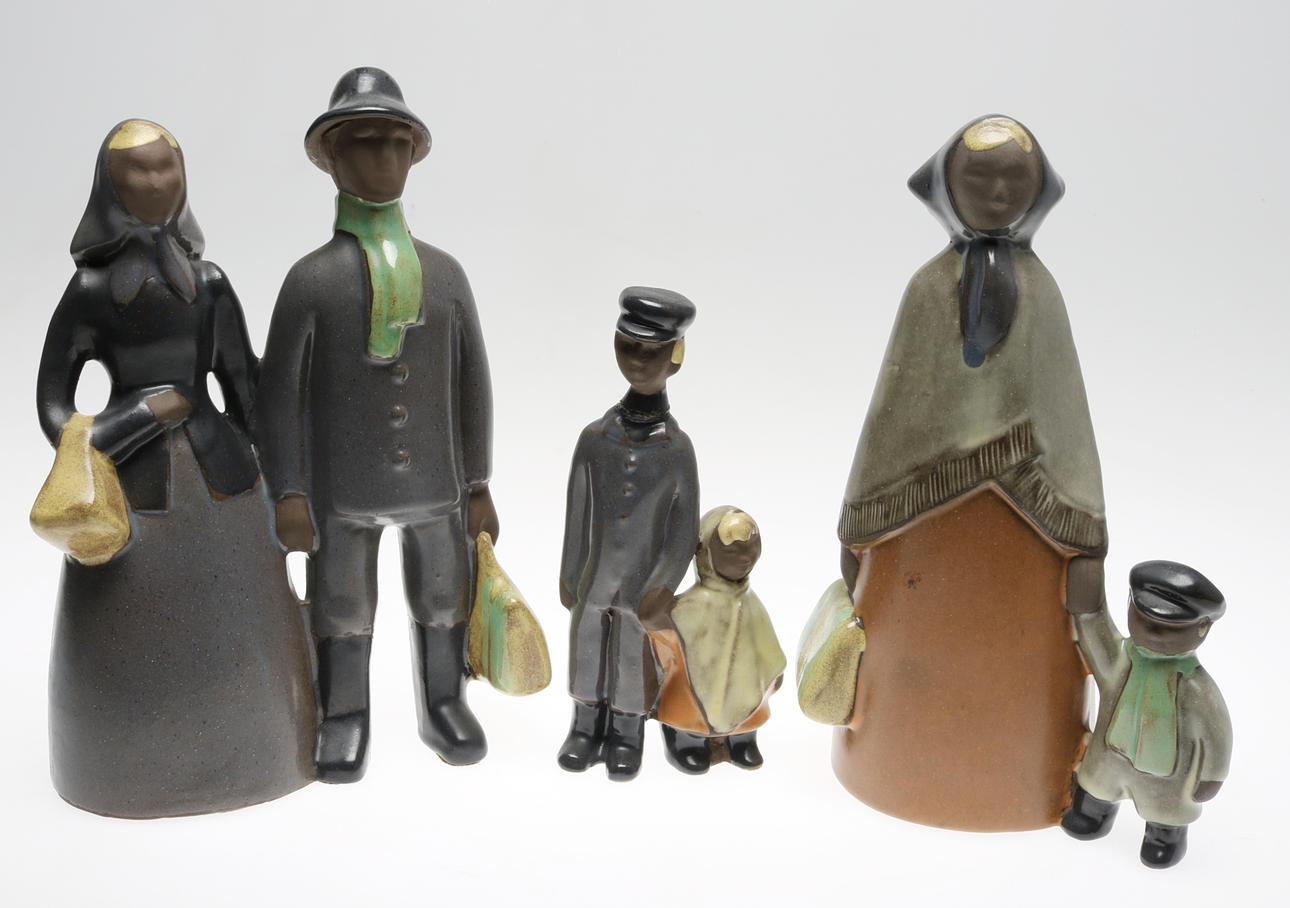 FIGURINER, 3 st, "Amerikafararna", keramik, Elsi Bourelius.