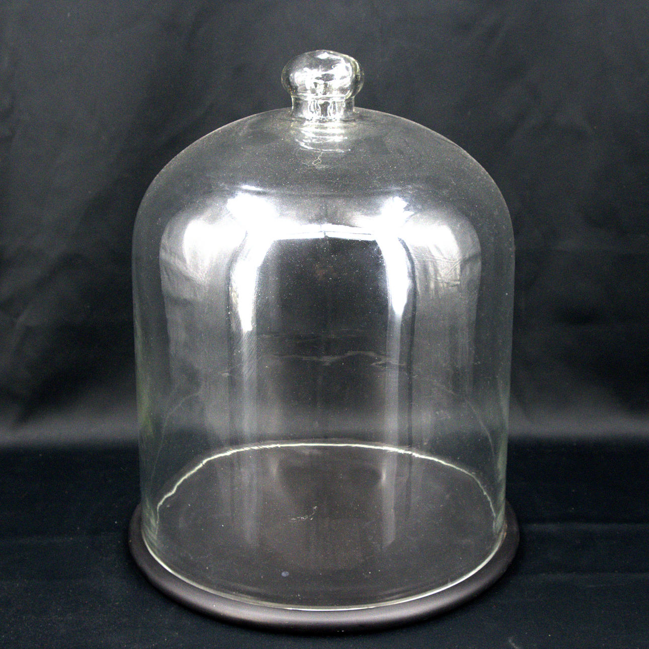 GLASKLOCKA, stor modell, på träplatta, nutida.