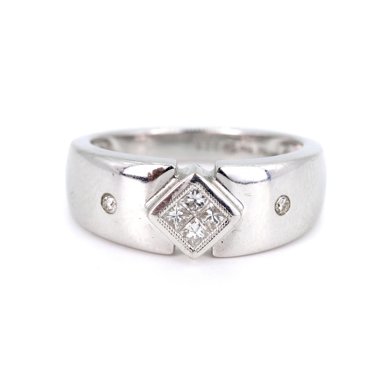 18K WHITE GOLD DIAMOND SET RING.