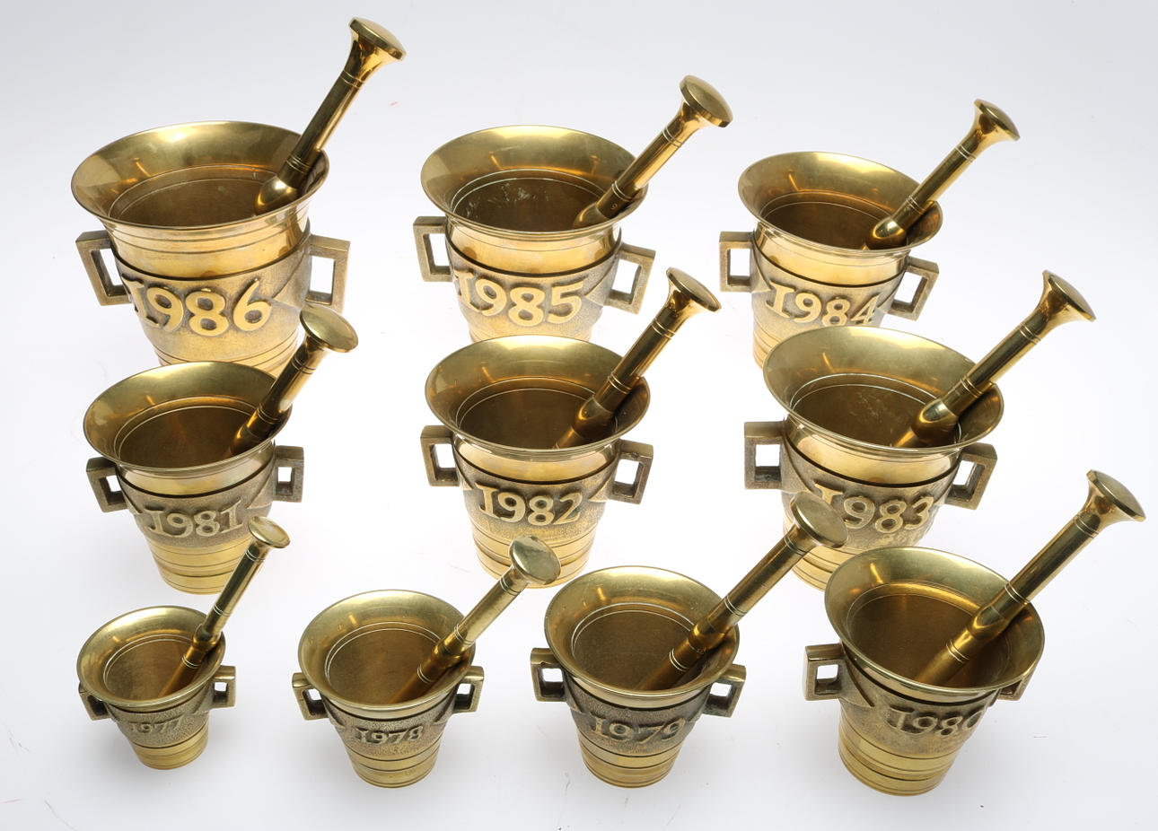 ÅRSMORTLAR med STÖT, 10 st, mässing, Skultuna, 1977-1986.