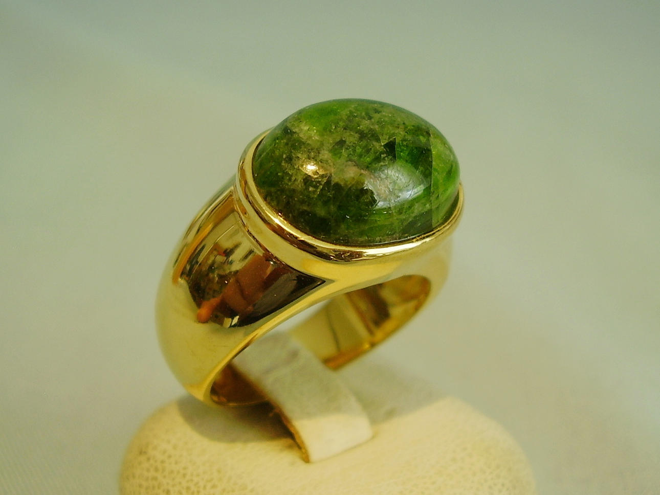 CHROM DIOPSID RING I MASSIV GULDPLÄTERAD SILVER.