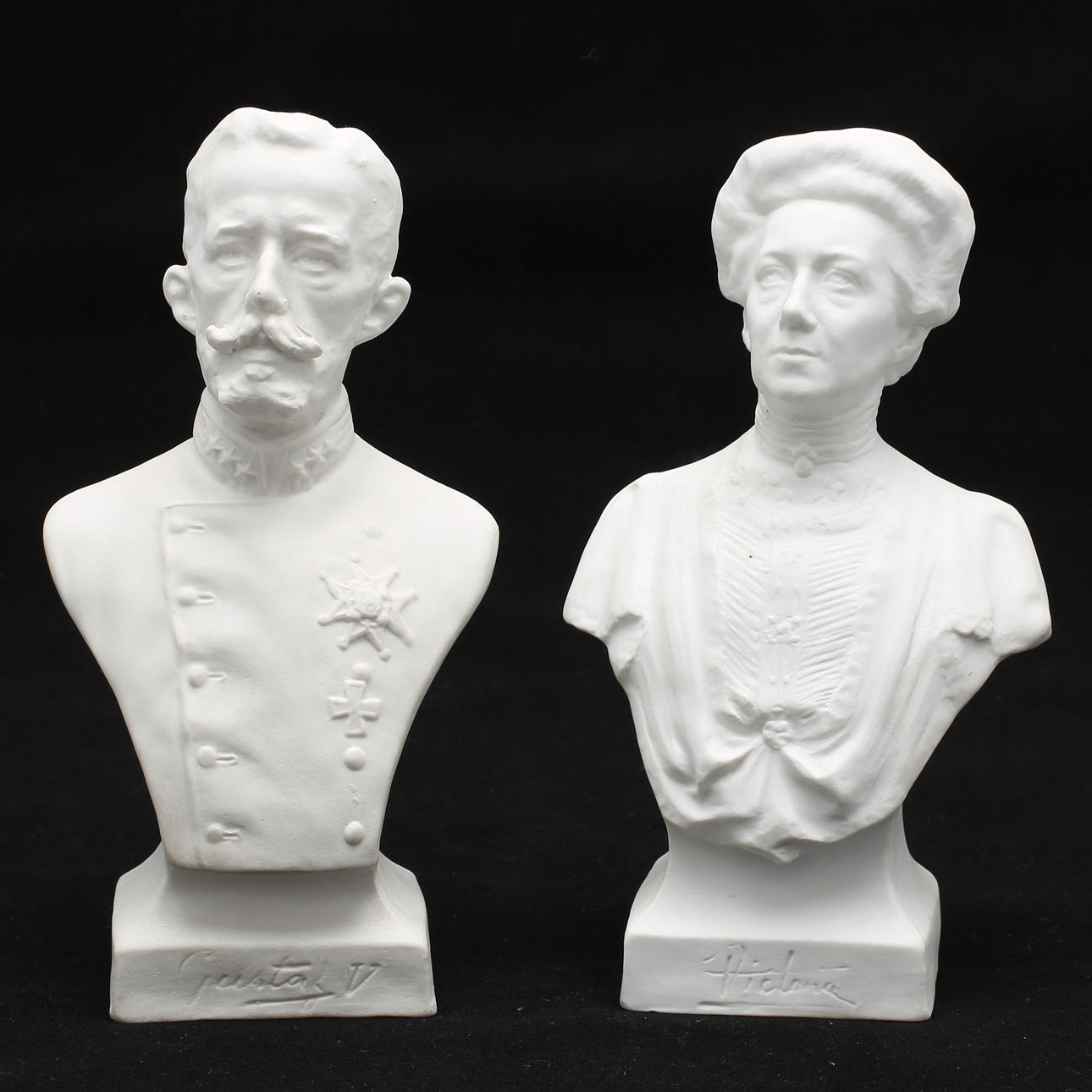 BYSTER, ett par, parian, Gustaf V samt Victoria, Rörstrand, 1800/1900-tal.