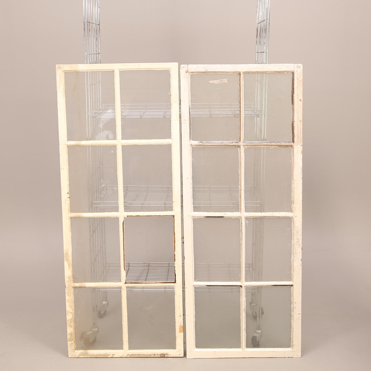 FÖNSTER, 2 st snarlika, englas, spröjsade, 8 rutor/st, vit/vit o vit/grå, sent 1800-tal.