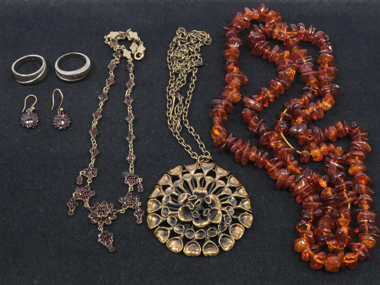 JEWELRY, SIX PIECES.