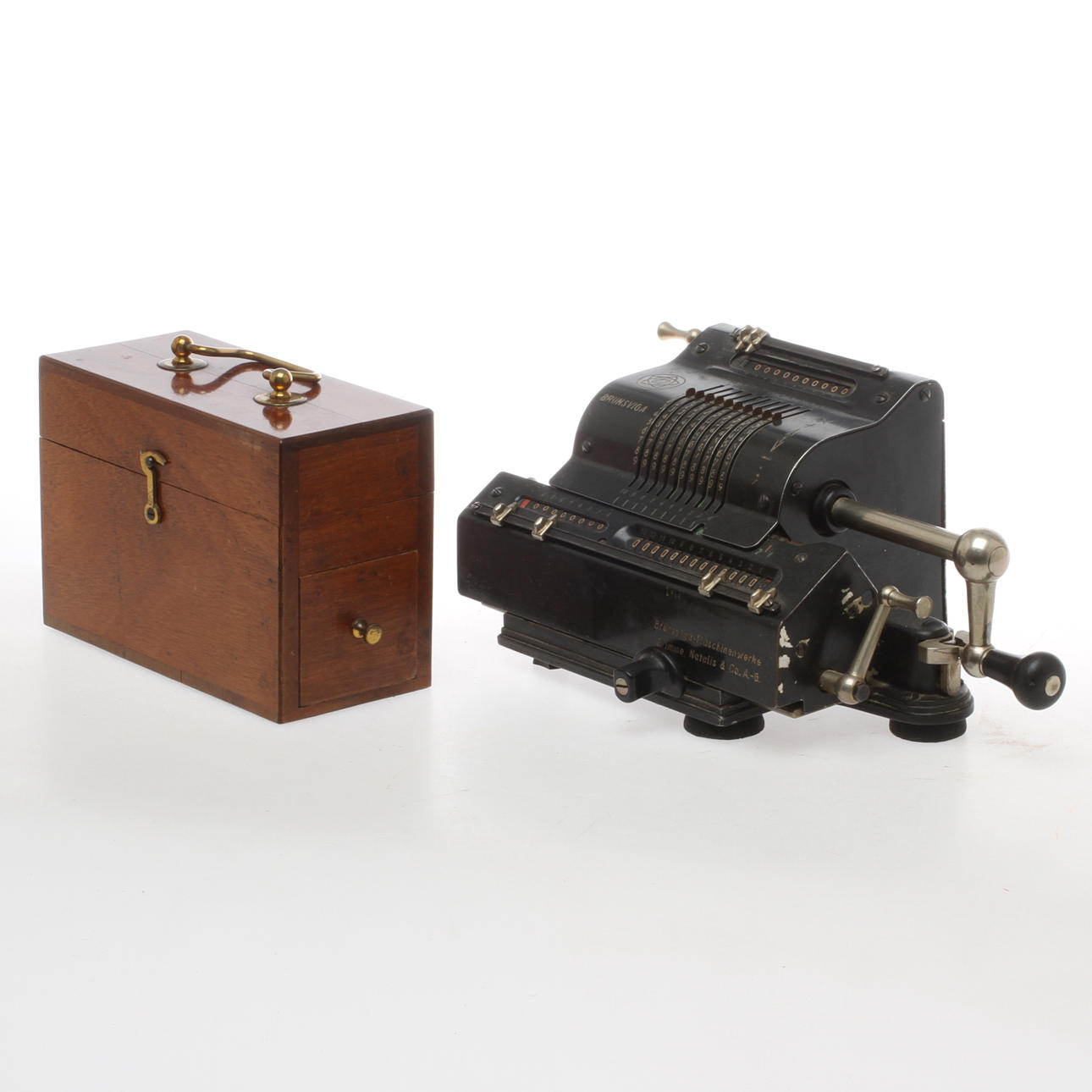 RÄKNESNURRA (Brunsviga) samt INDUKTIONSAPPARAT, tidigt 1900-tal.