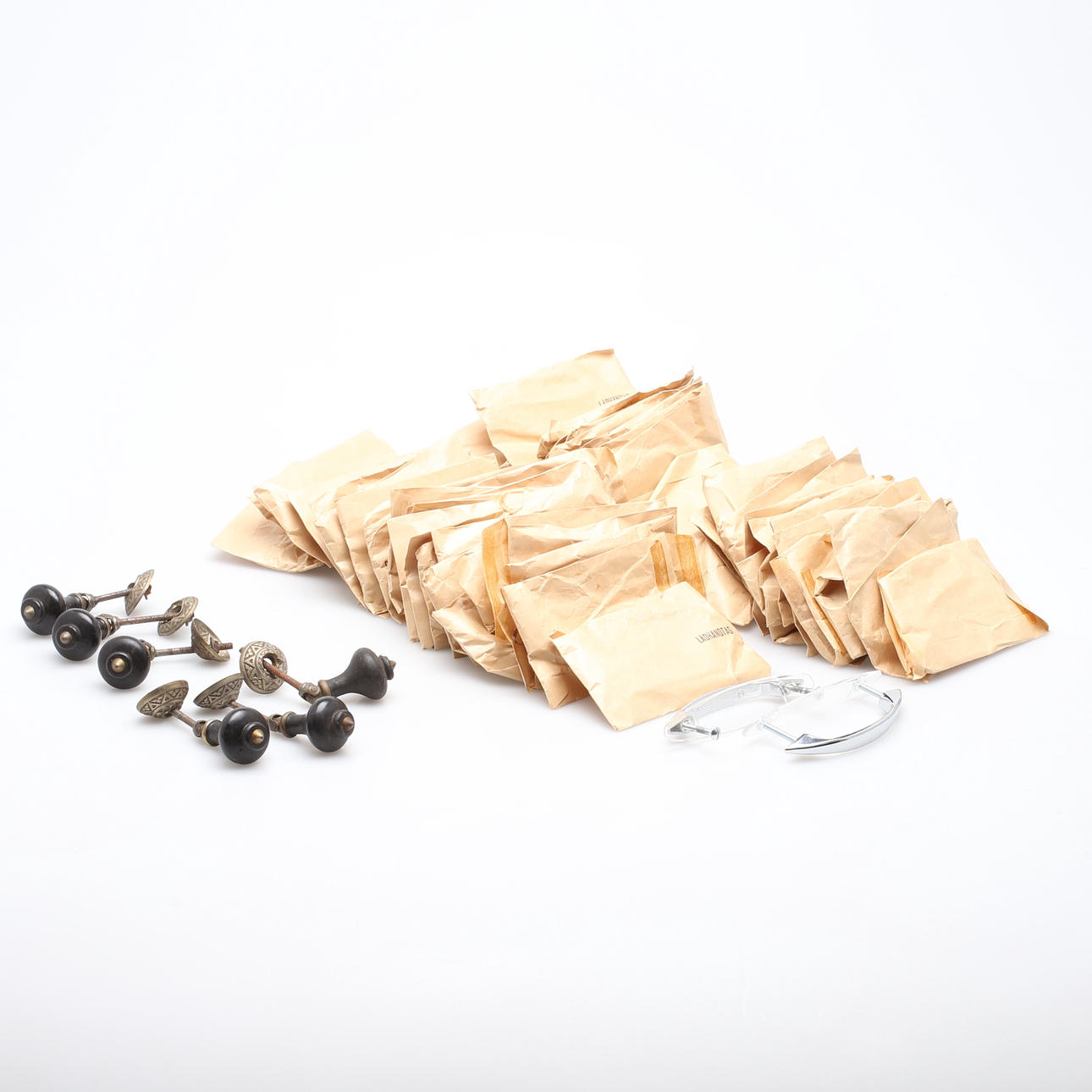 LÅDHANDTAG, 60 st oöppnade påsar, handtag märkta STIL 555.