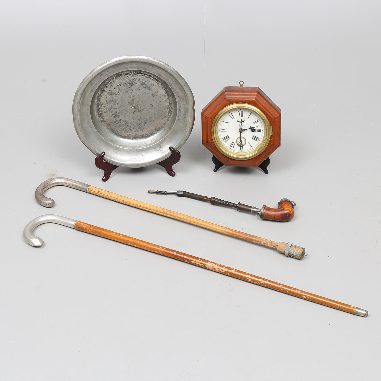 TENNFAT, Carl Eric Ahnström, Växjö, KÄPPAR och LÅNGPIPA med silverbeslag samt SKEPPSUR, 1800/1900-tal.