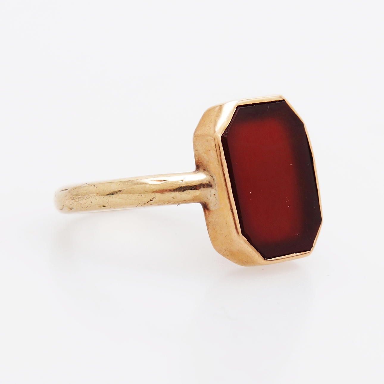 RING med röd stem, guld, 14K, totalvikt 3,58 gram. Smycken & Ädelstenar ...