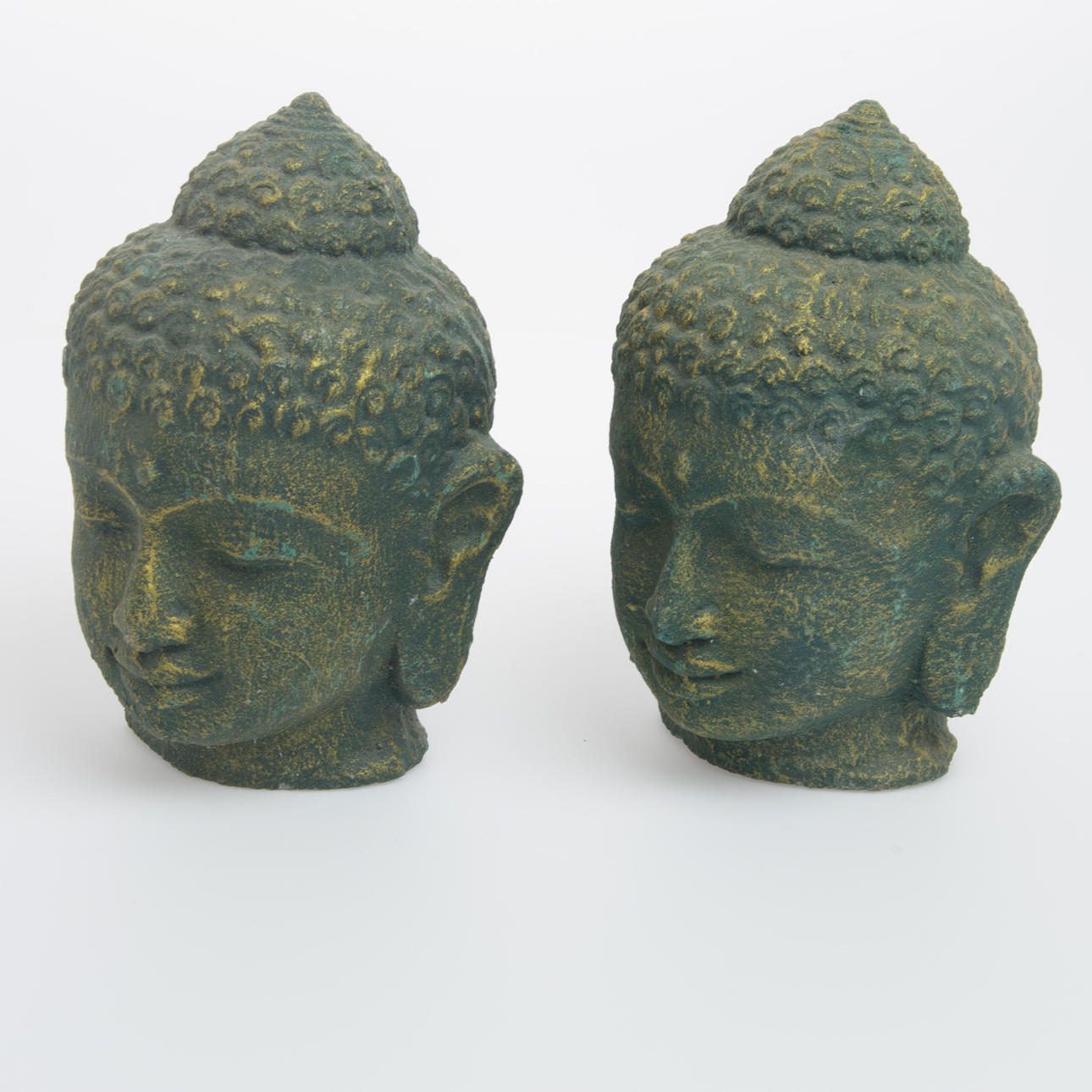SKULPTURER, 1 par, buddhahuvuden, grönmålad lavasten, samtida.