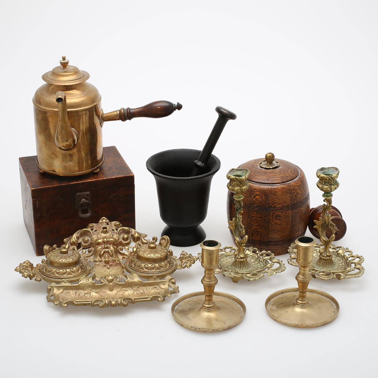 LJUSSTAKAR, SKRIN m m, 10 delar, mässing, trä, järn, 1800/1900-tal.