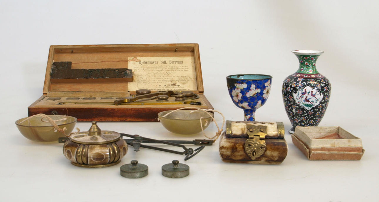 ÄLDRE KURIOSA, metall och ben, 10-tal delar, 1800-900-tal.