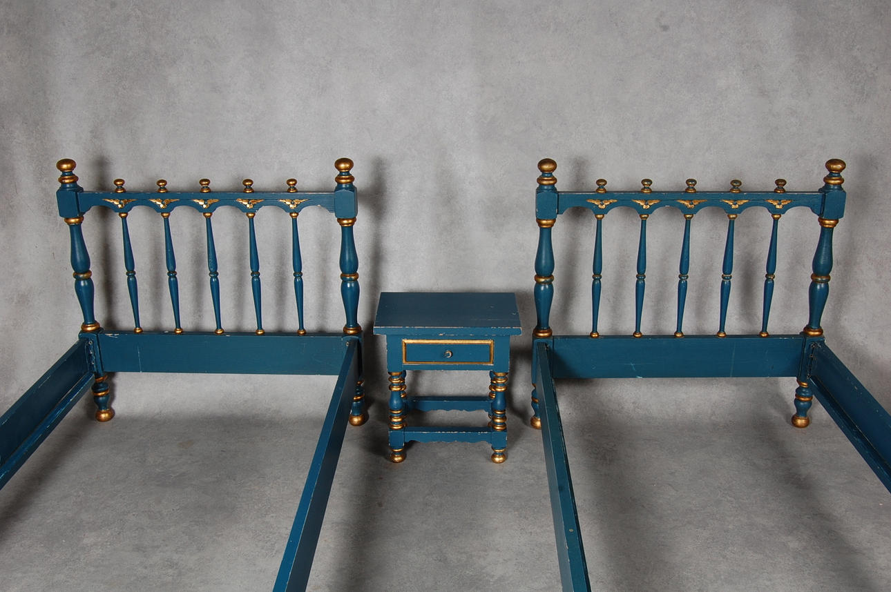 SÄNGAR, 1 par, 1 st nattduksbord.