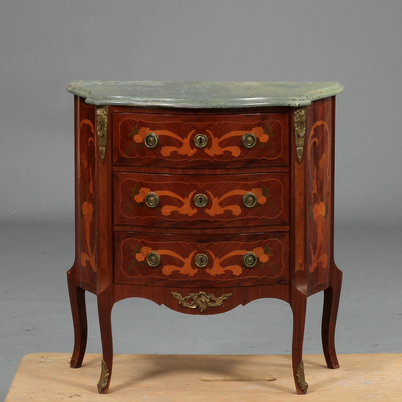 BYRÅ, gustaviansk stil, 1900-tal.