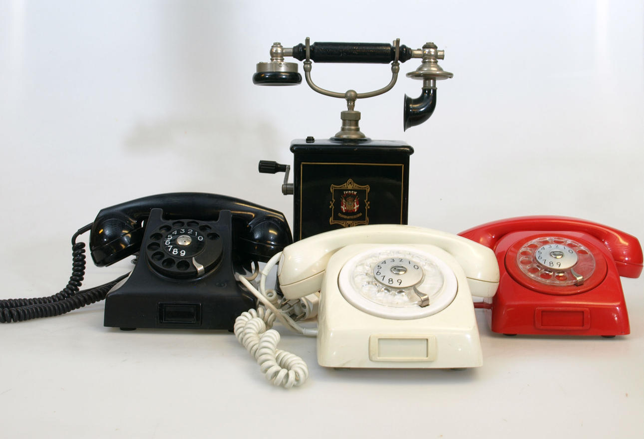 TELEFONER, 4 stycken, bland annat LM Ericsson, 1900-tal.