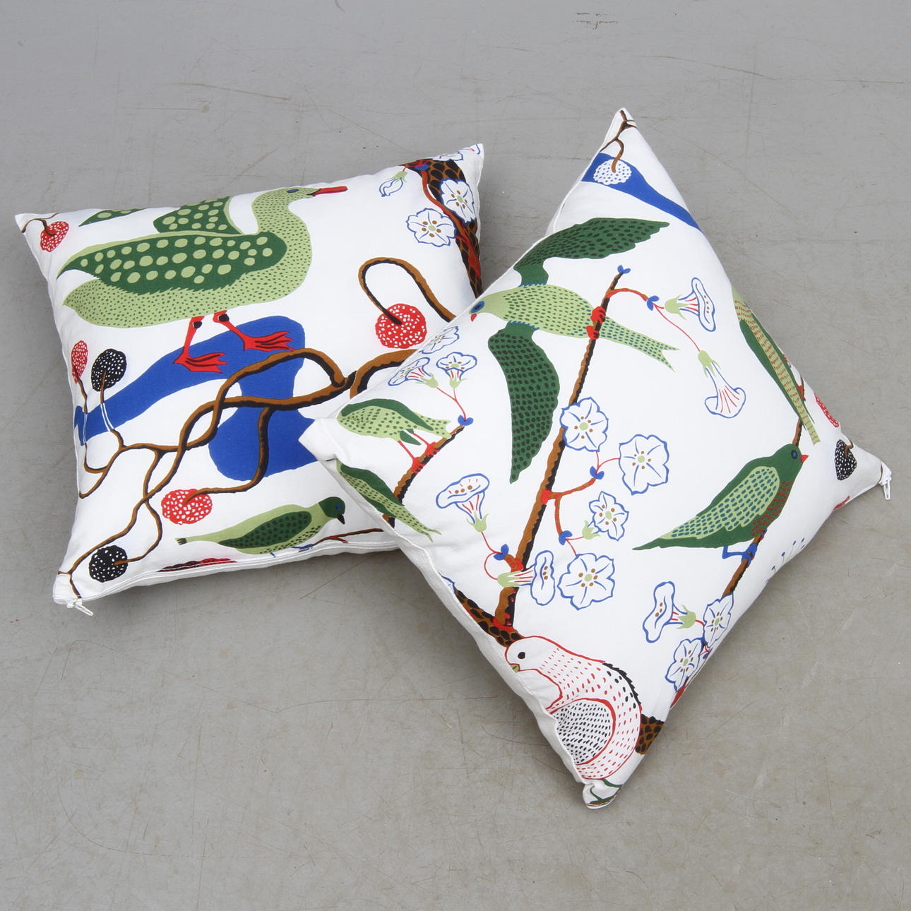 KUDDAR 2 st , klädsel delvis "Gröna fåglar", Josef Frank, Firma Svenskt tenn.